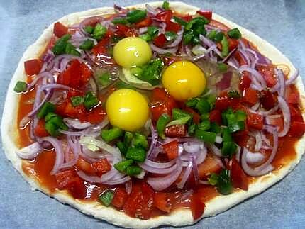 recette Pizza aux oignons rouges,poivrons et aux oeufs.