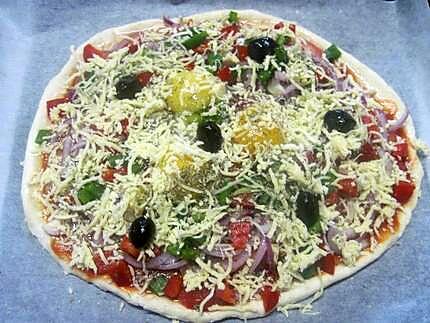 recette Pizza aux oignons rouges,poivrons et aux oeufs.