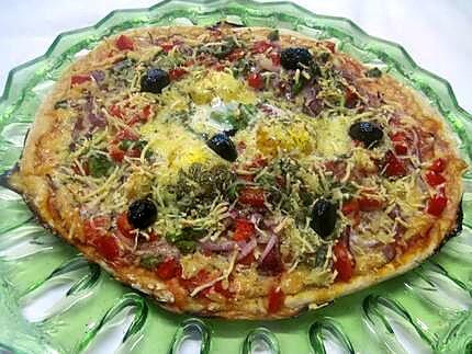 recette Pizza aux oignons rouges,poivrons et aux oeufs.