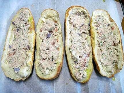 recette Baguettes garnies  au thon au four.