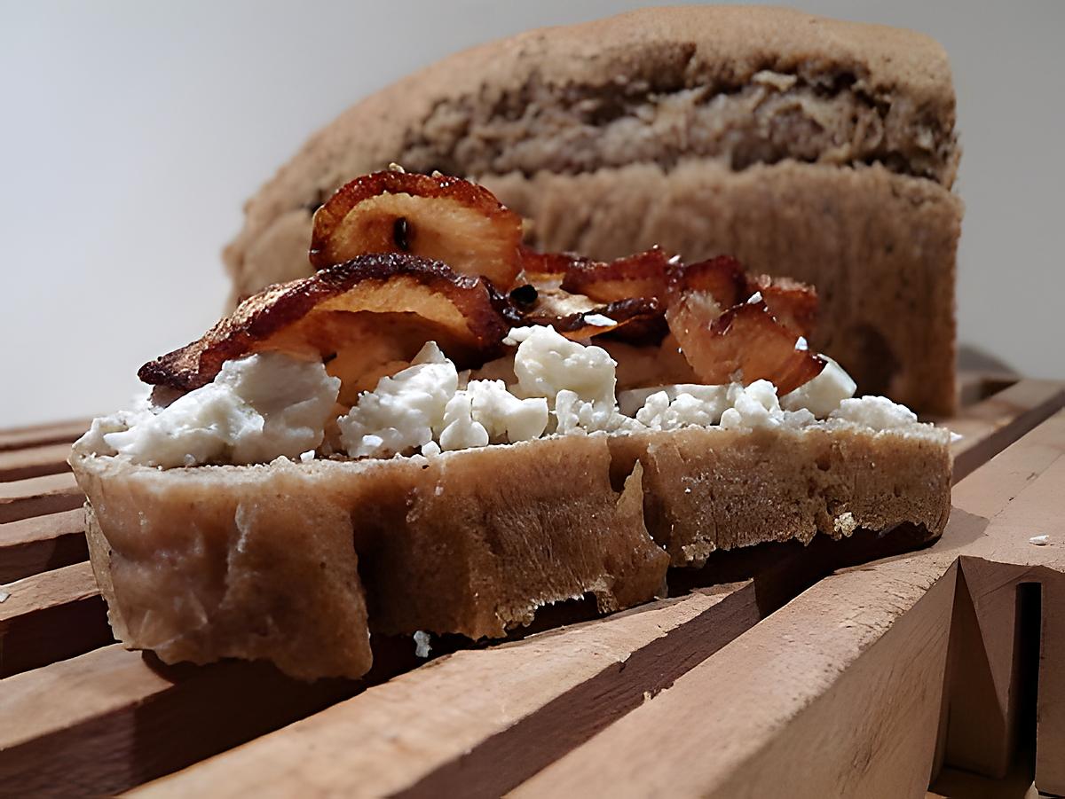 recette Pain à la cannelle - Tartine au chevre et chips de radis noire