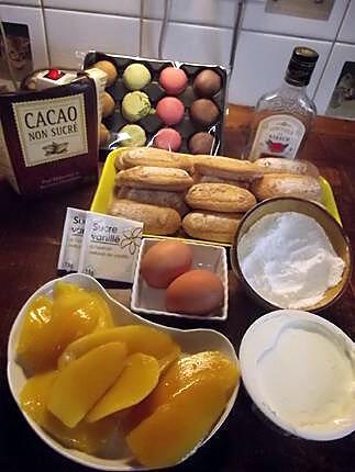 recette tiramisu à la mangue au mascarpone et macarons.