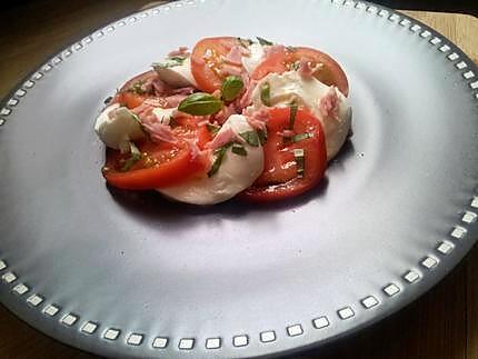 recette Salade de tomates à l'italienne (mozarella basilic et jambon)