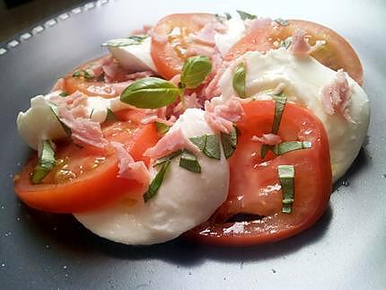 recette Salade de tomates à l'italienne (mozarella basilic et jambon)