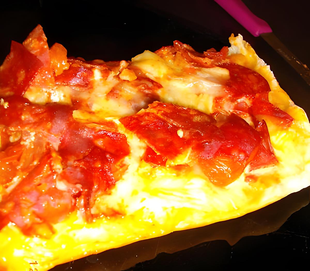 recette pizza fromage a tartiflette, chorizo tomate