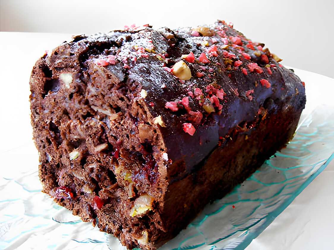 Cake moelleux au chocolat, fruits secs et pralines