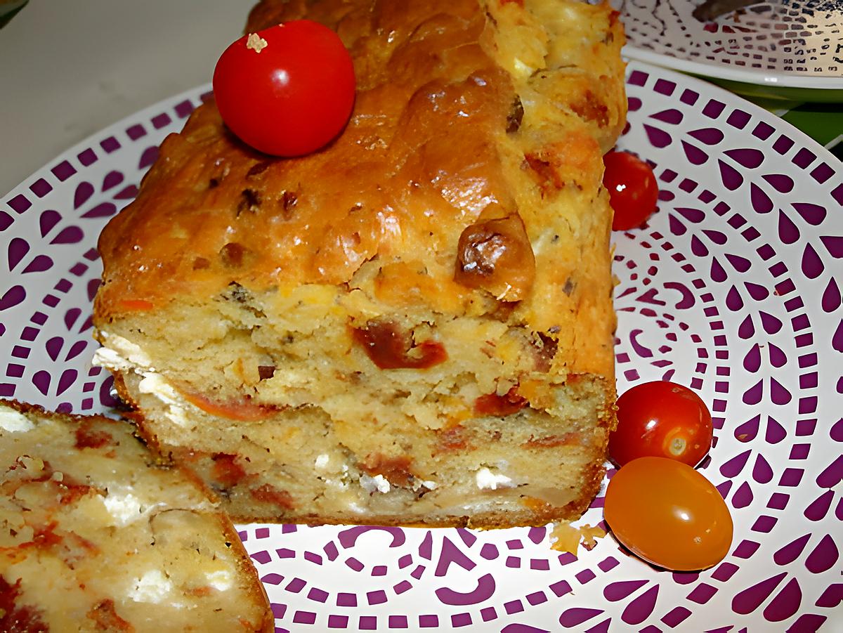 recette cake tomate séchées, feta, noisettes