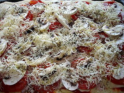 recette Pizza aux tomates lardons, maasdam et champignon frais