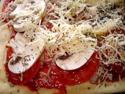 recette Pizza aux tomates lardons, maasdam et champignon frais