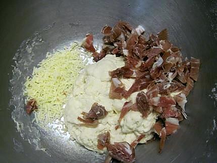 recette fougasse à pâte fine au jambon cru et fumée.