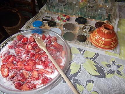 recette confitures fraises  et rhubarbe abricots;  et amandes ajoutées a la confiture d abricots,,,;et!!!!!