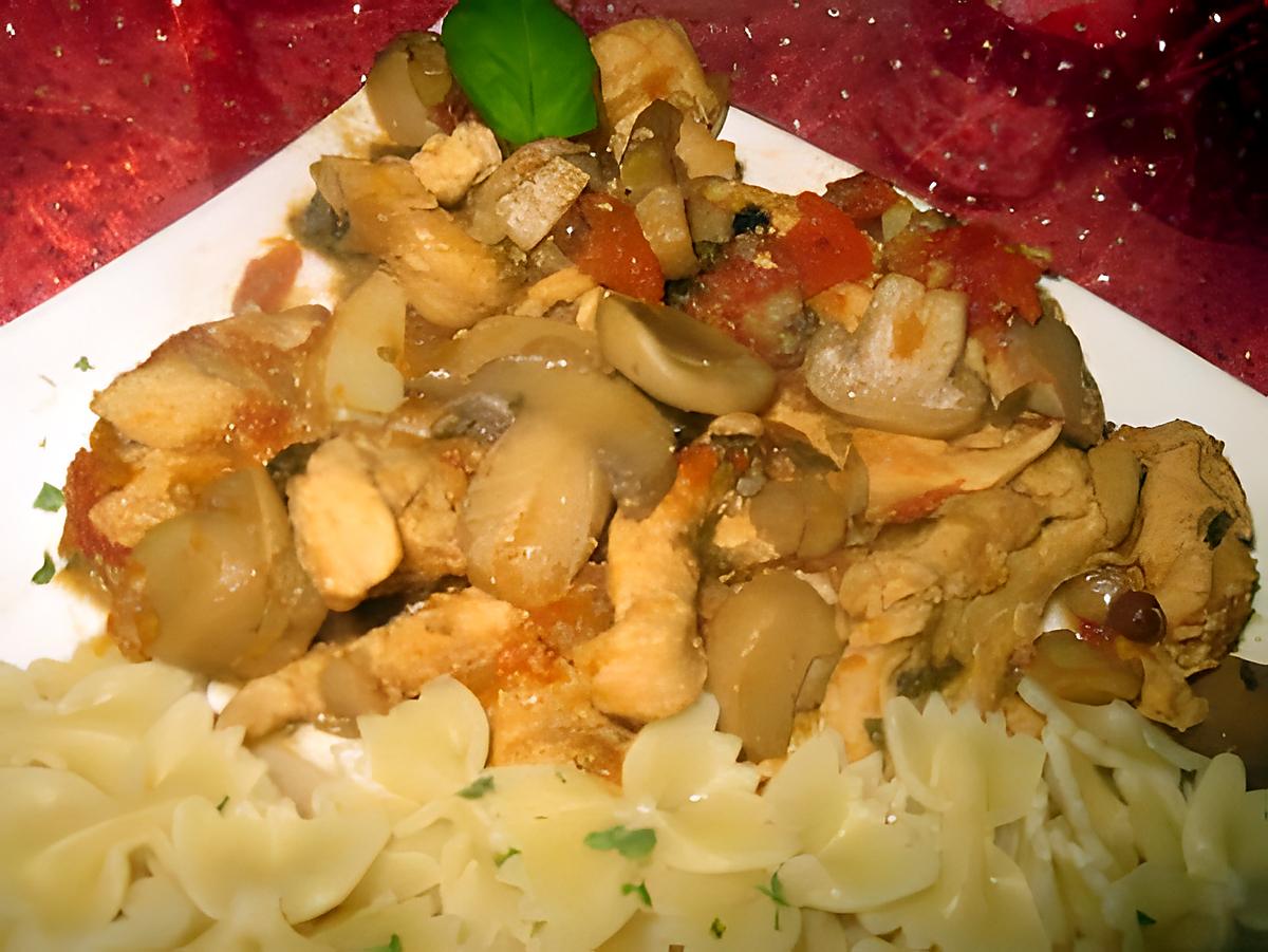 recette Emincer de poulet à la sauce tomates et  aux champignons.