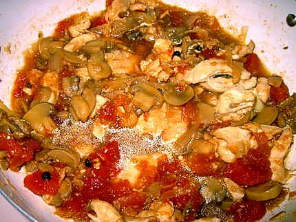 recette Emincer de poulet à la sauce tomates et  aux champignons.
