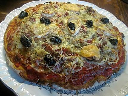 recette Pizza aux oignon, lardons fumés, fromage de chèvre.