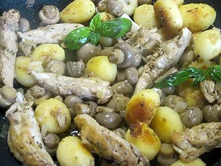 recette Aiguillettes de poulet aux champignons entiers.