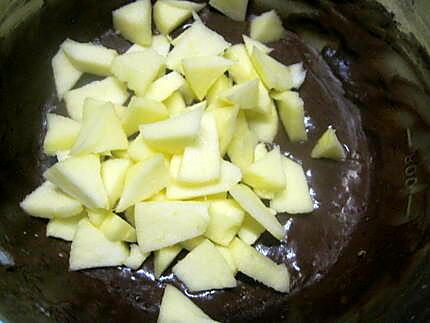 recette Gâteau au chocolat et dés de pomme, nappage chocolat blanc.