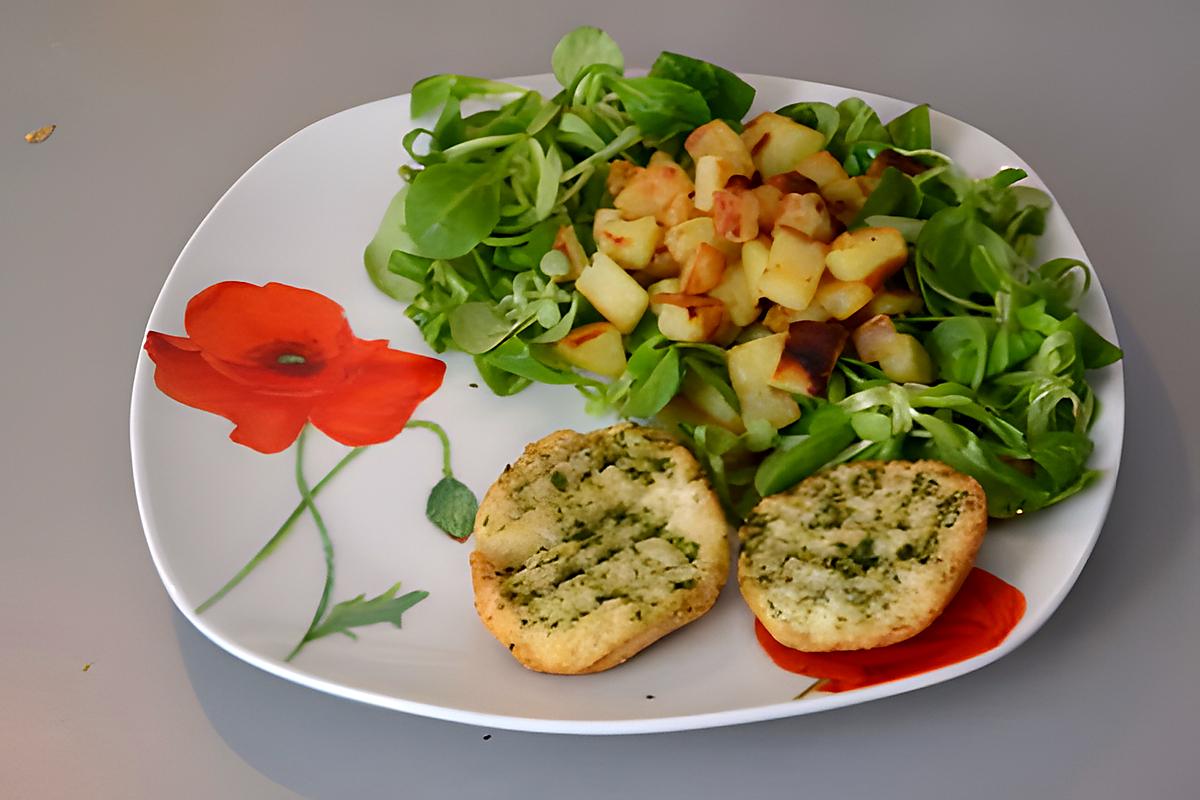 recette Salade de mâche, pommes rissolées et pain aillé