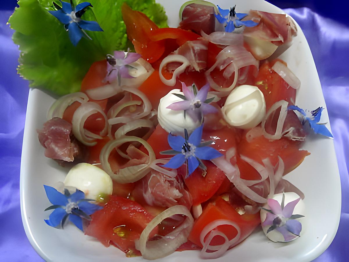 recette Salade de tomates, mozzarella,jambon fumé et fleurs de bourrache.