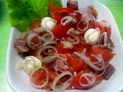 recette Salade de tomates, mozzarella,jambon fumé et fleurs de bourrache.