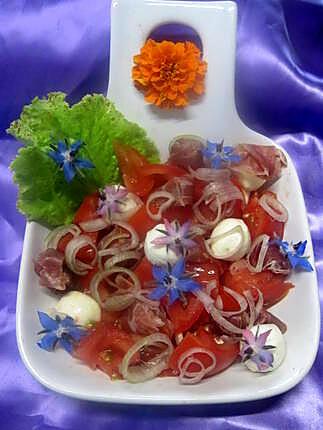 recette Salade de tomates, mozzarella,jambon fumé et fleurs de bourrache.