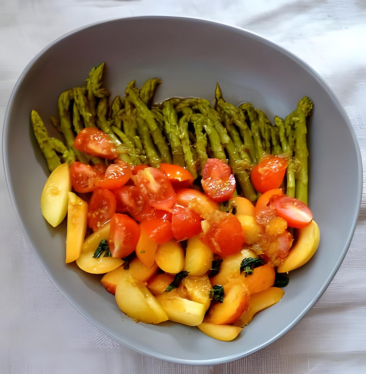 recette Salade d'asperges vertes tomates abricots & basilic, sauce jus d'orange et vinaigre balsamique