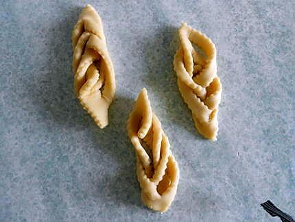 recette Chebakias (bugnes plongée dans le sirop de sucre)