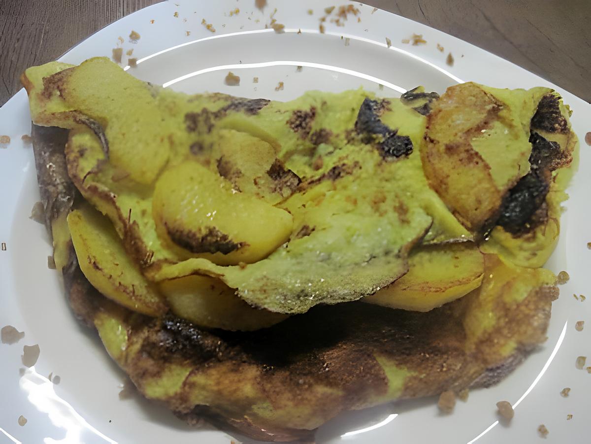 recette omelette sucré aux lamelles de pomme.