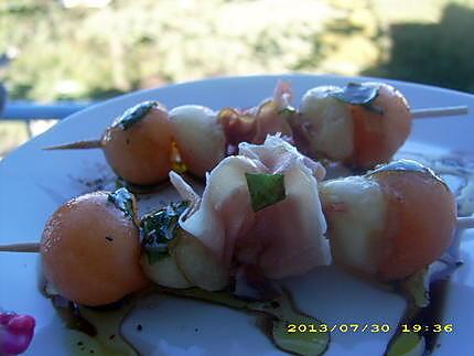 recette brochettes de fruits au jambon de bayonne, sauce basilic