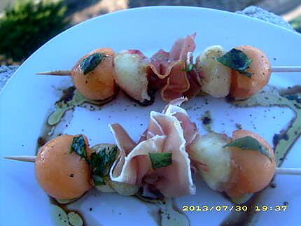 recette brochettes de fruits au jambon de bayonne, sauce basilic