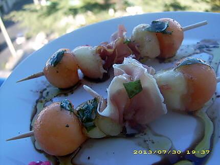 recette brochettes de fruits au jambon de bayonne, sauce basilic