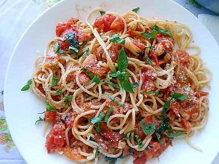 recette SPAGHETTI  AI  POMODORI  FRESCHI  ORIGANO  E  BASILICO