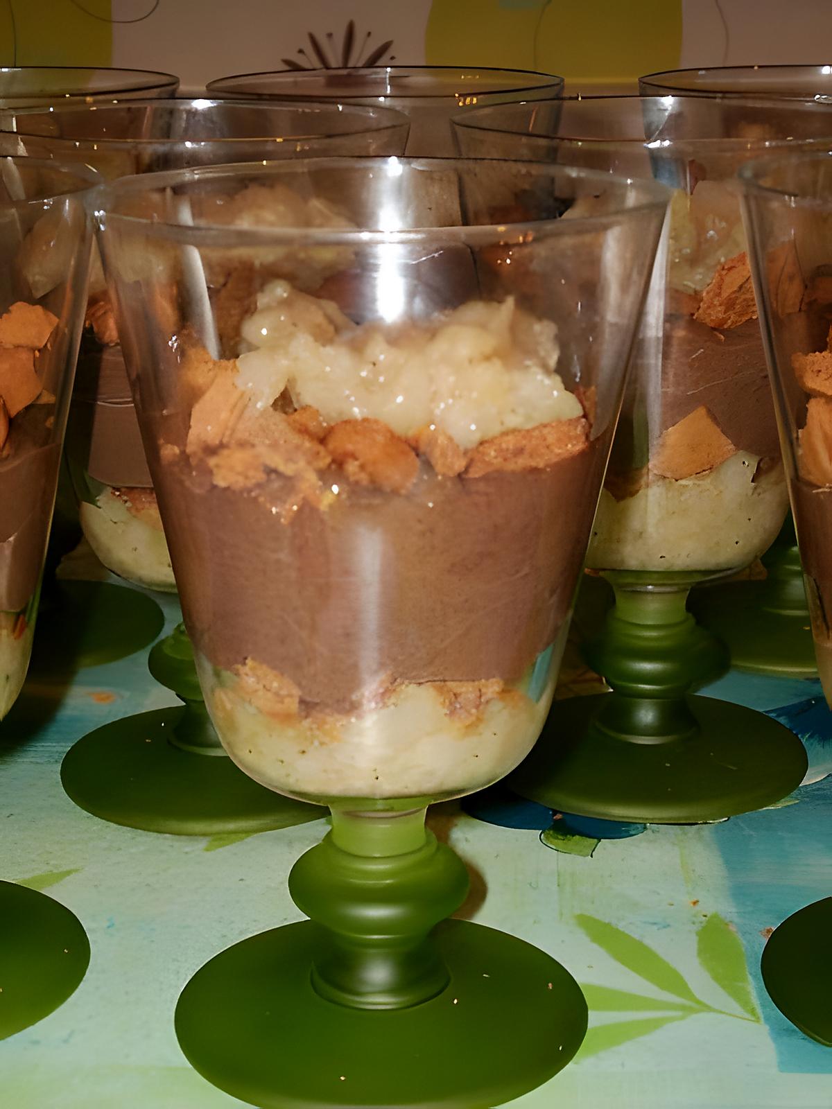 recette MOUSSE BAVAROISE AU CHOCOLAT NOIR SUR UNE COMPOTEE DE POIRE EPICEE ET EMIETTE DE SPECULOOS