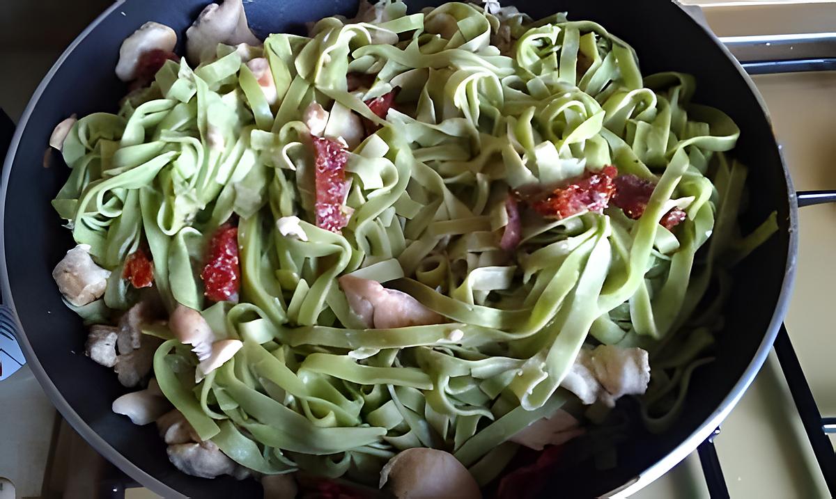 recette tagliatelles basilic au poulet tomates séchées, olive et sauce au parmesan