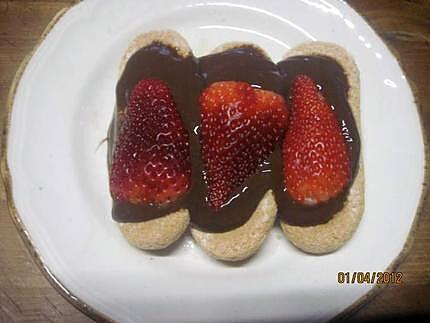 recette Biscuits au chocolat, fraises et Chantilly.