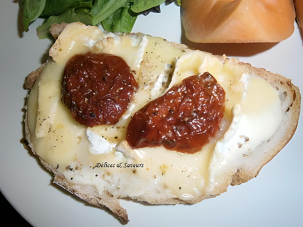 recette Tartines au camembert et tomates séchées