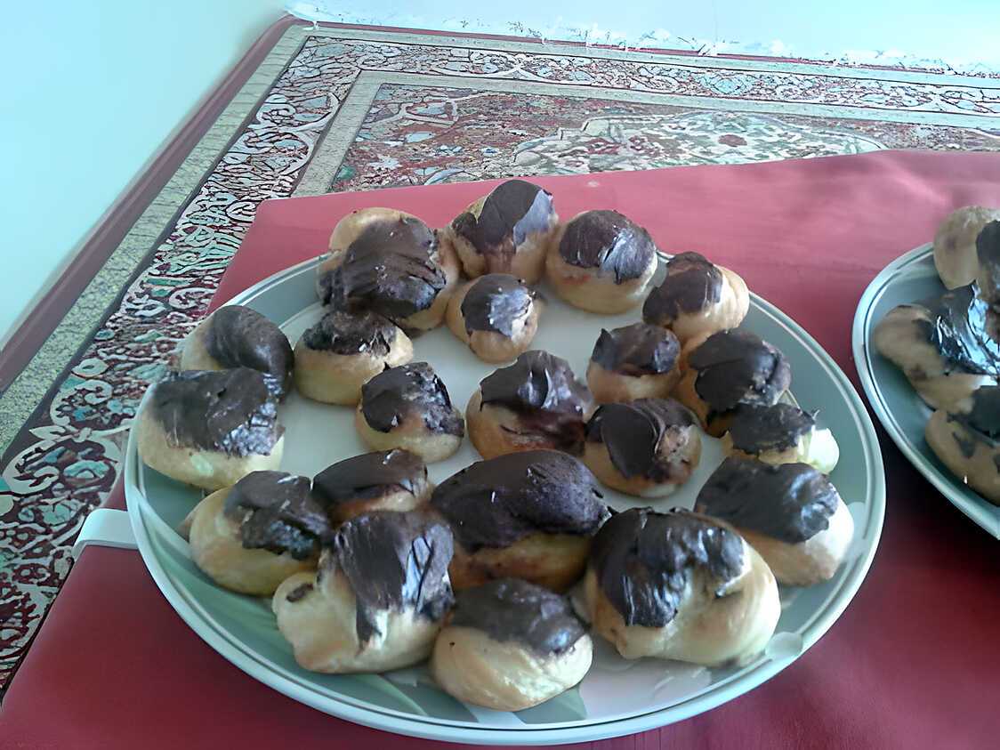 Choux a la creme patissiere et son glacage au chocolat