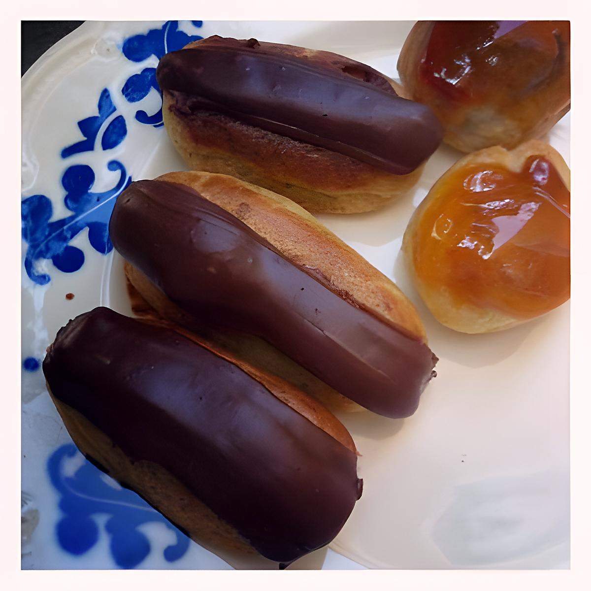 recette MINI ECLAIRS AU CHOCOLAT NOIR ET CHOUX DUCHESSE PRALINE