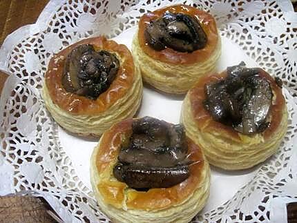 recette Bouchées en croûte garnies aux champignons rosés.