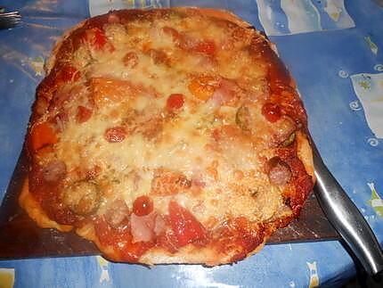 recette Pizza saucisse,jambon,courgette,poivrons