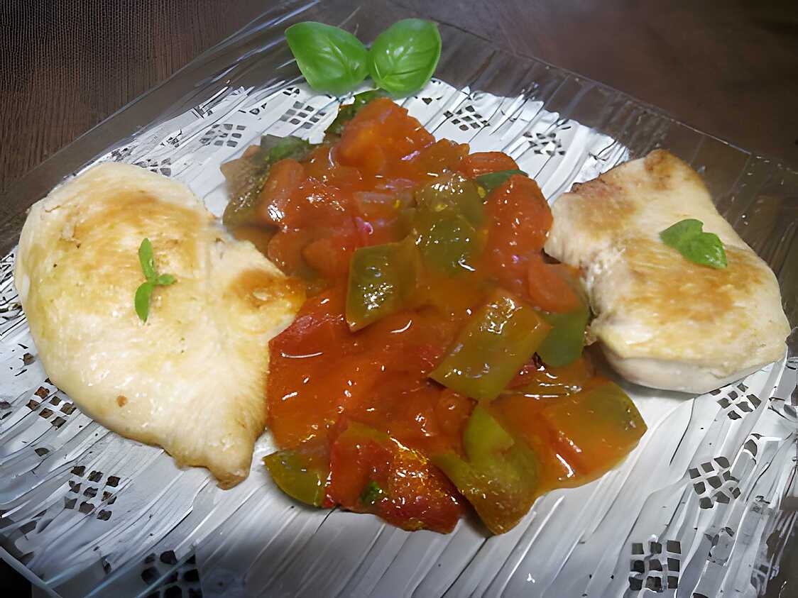 Recette d'Escalopes de dinde à la sauce tomates, poivron, basilic.