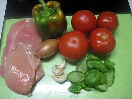 recette Escalopes de dinde à la sauce tomates. poivron. basilic.