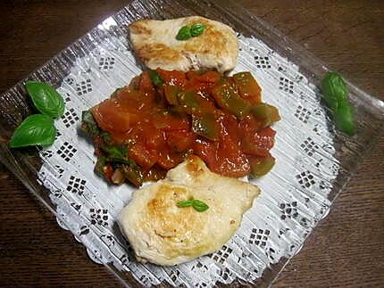 recette Escalopes de dinde à la sauce tomates. poivron. basilic.