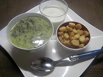 recette Soupe à l'oseille à la crème fraiche aux croutons ailés.