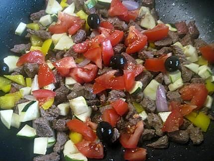 recette Dés de boeuf et légumes. riz. au basilic.