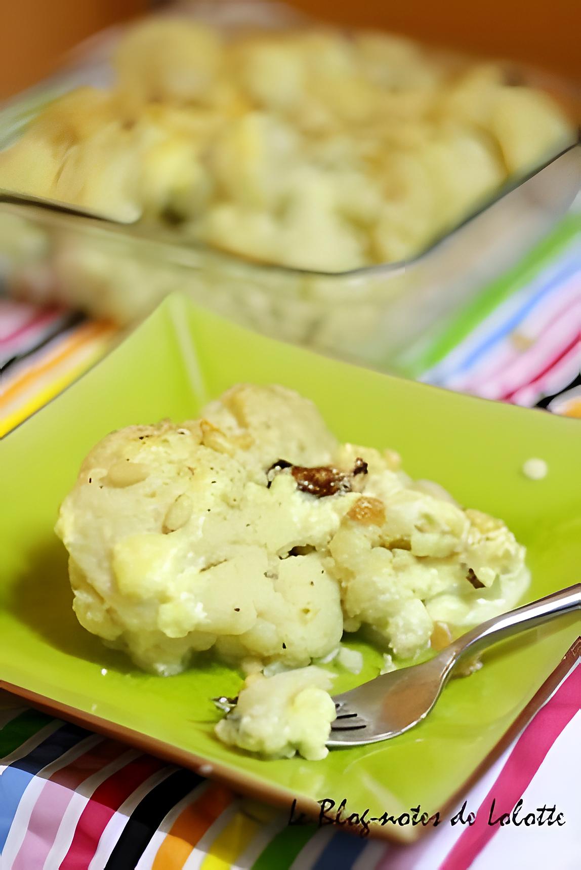 recette Chou fleur gratiné au camembert, raisins blonds et pignons