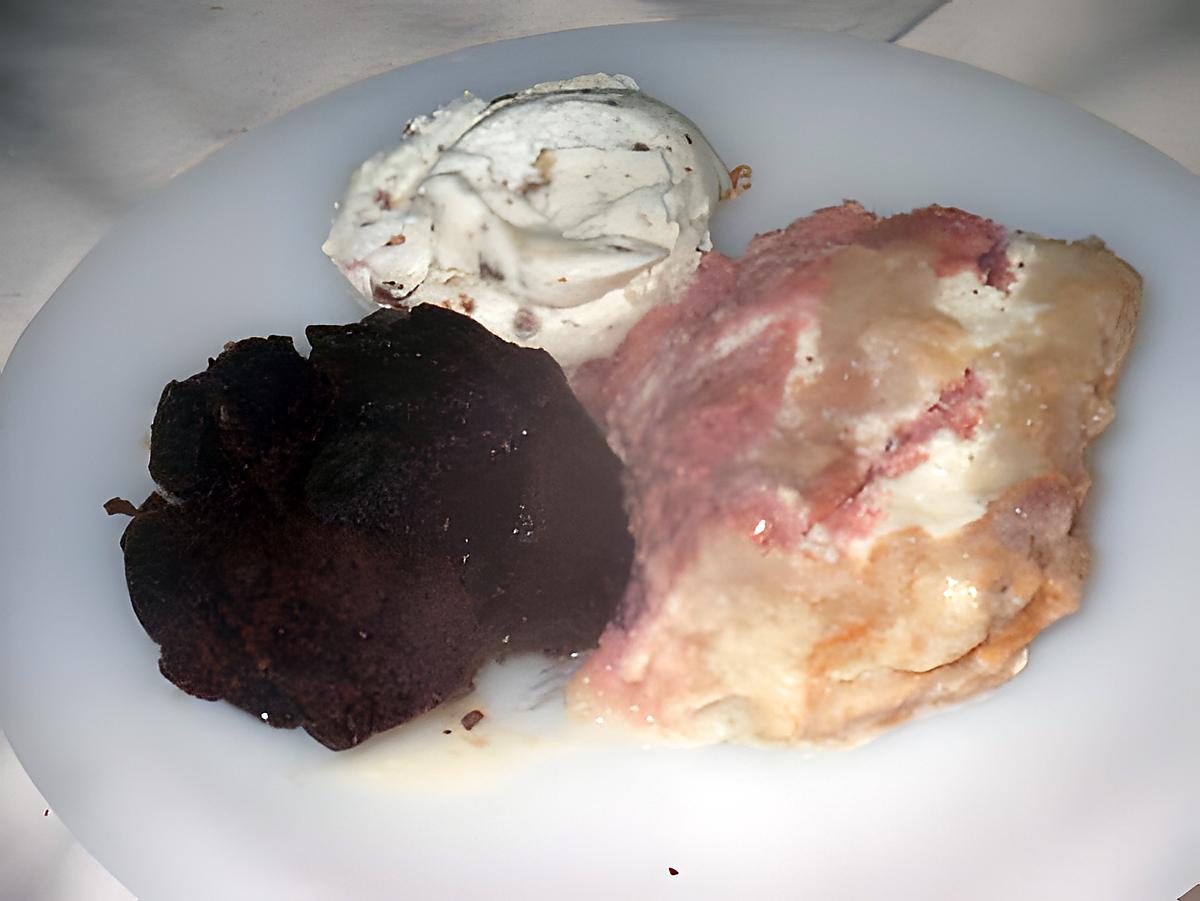 recette assiette avec gateau extra  aux poires de mamyloula et coulant au chocolat de jeanmerode avec glace vanille et amandes