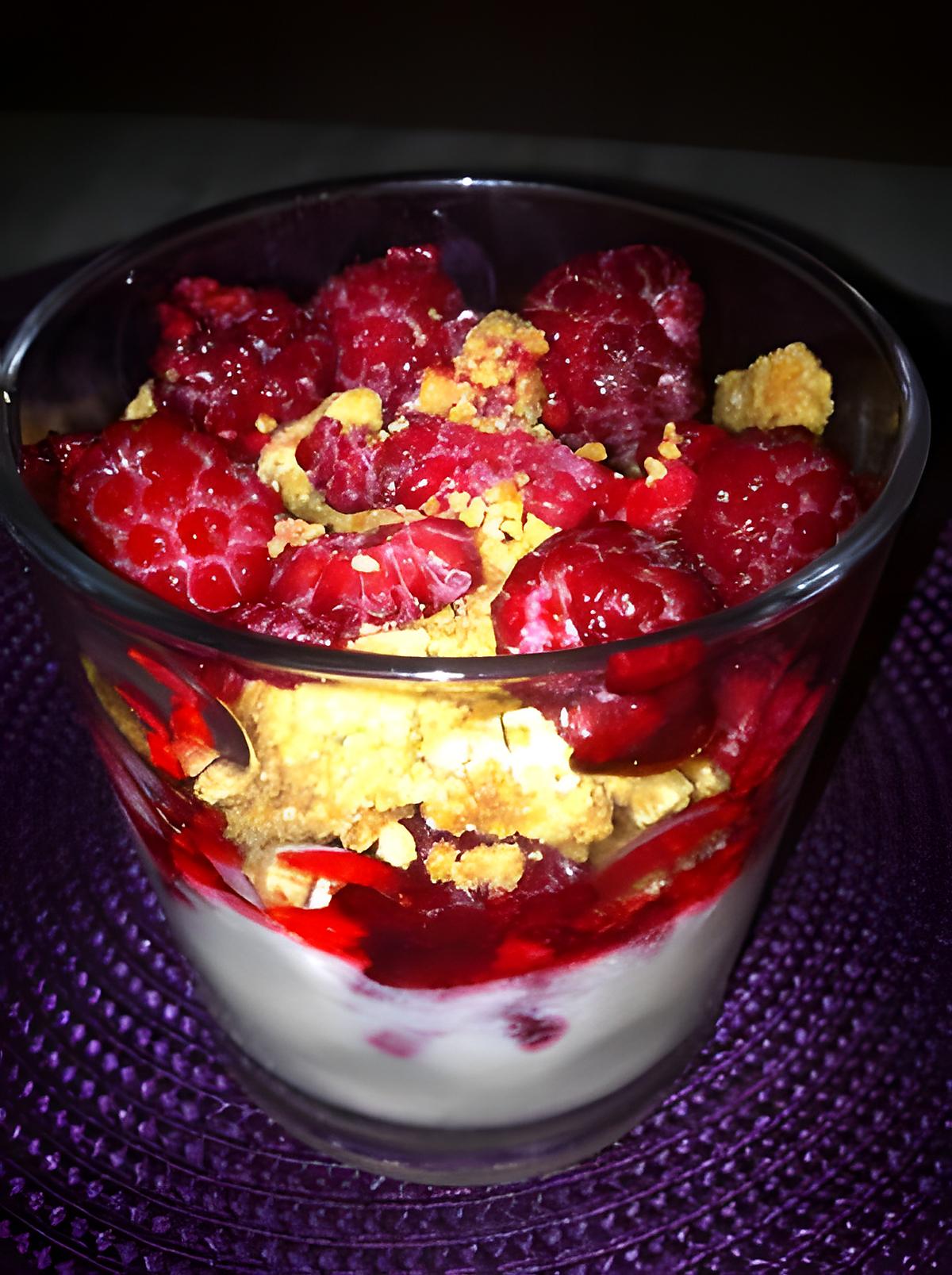 recette Verrine de mousse de coco façon crumble aux framboises