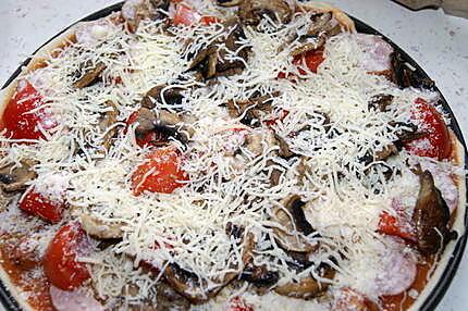 recette Une pizza avec un reste de jus de tomates farcies pour la sauce tomate