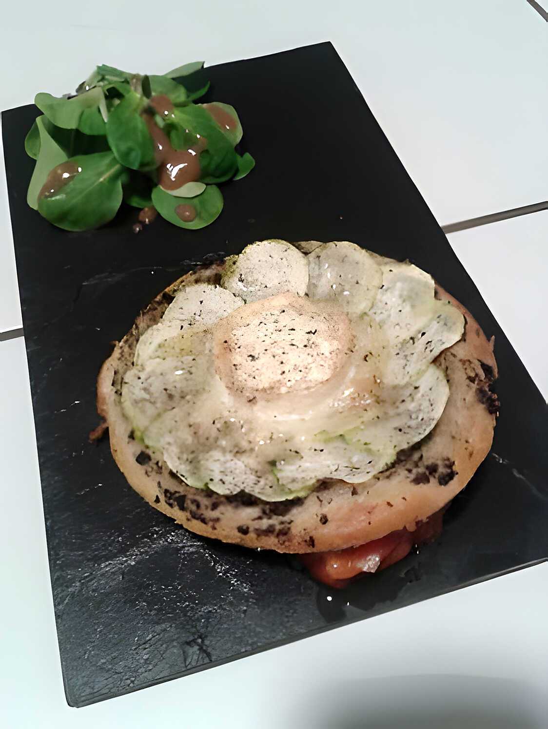 Tartelettes à la tapenade, courgette et rondelle de chèvre sur son lit de poivrons grillés