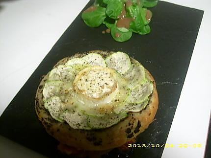 recette tartelettes à la tapenade, courgette et rondelle de chèvre sur son lit de poivrons grillés